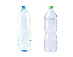 Plastikwasserflasche lokalisiert auf weißem Hintergrund mit Beschneidungspfad. foto