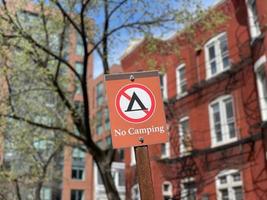 Kein Camping-Schild in einem Park in Washington, DC im Frühjahr. foto