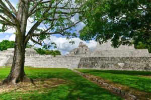 Edzna ist eine Maya-Ausgrabungsstätte im Norden des mexikanischen Bundesstaates Campeche. Gebäude mit fünf Etagen. foto