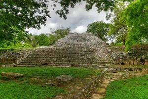 Edzna ist eine Maya-Ausgrabungsstätte im Norden des mexikanischen Bundesstaates Campeche. Tempel der Stalen. foto