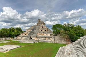 Edzna ist eine Maya-Ausgrabungsstätte im Norden des mexikanischen Bundesstaates Campeche. Gebäude mit fünf Etagen. foto