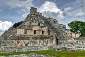 Edzna ist eine Maya-Ausgrabungsstätte im Norden des mexikanischen Bundesstaates Campeche. Gebäude mit fünf Etagen. foto