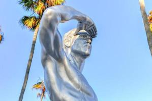 newport beach, kalifornien - 25. juli 2020 - die ben carlson memorial statue, eine 9 fuß hohe edelstahlstatue des verstorbenen newport beach lifeguard ben carlson. foto