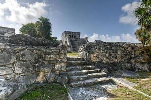 das schloss in der archäologischen stätte der maya-stadt tulum, mexiko. foto