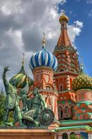 kuppeln der kathedrale von wassilij dem gesegneten vor blauem himmel auf dem roten platz in moskau, russland foto