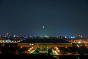 luftaufnahme des luzhniki-stadions und des komplexes von spatzenhügeln, moskau, russland bei nacht, 2022 foto