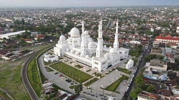 luftaufnahme am abend, sheikh zayed grand moschee in surakarta, zentral-java, indonesien. sehr schön und majestätisch. foto