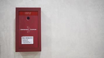 Feuerwehrtelefon für den Notfall im Gebäude. foto