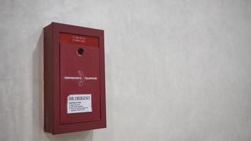 Feuerwehrtelefon für den Notfall im Gebäude. foto