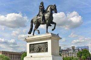 die reiterstatue von henry iv von pont neuf, paris, frankreich. foto