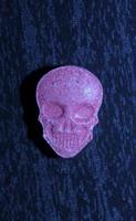 rosa schädel ecstasy pille nahaufnahme hintergrund hochwertiger druck lila armee dope betäubungsmittel substanz hochdosis psychedelische lebensart foto