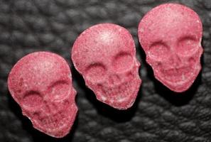 Die stärksten Ecstasy-Pillen der lila Totenkopf-Welt schließen hohe Qualität mit großen Dope-Drucken foto