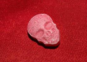 Die stärksten Ecstasy-Pillen der lila Totenkopf-Welt schließen hohe Qualität mit großen Dope-Drucken foto