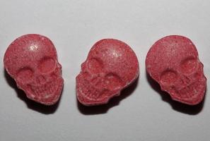 Die stärksten Ecstasy-Pillen der lila Totenkopf-Welt schließen hohe Qualität mit großen Dope-Drucken foto