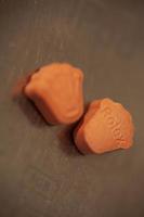 orangefarbene Pillen mit MDMA-Ecstasy-Dope-Rolex-Medikament, Nahaufnahme, Hintergrundkunst in hochwertigem Druck foto