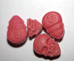 Die stärksten Ecstasy-Pillen der lila Totenkopf-Welt schließen hohe Qualität mit großen Dope-Drucken foto