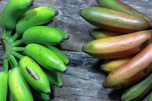 große Bananenfrüchte auf Holzhintergrund foto