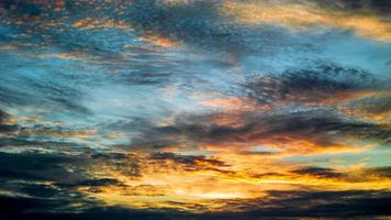 Sonnenuntergang Wolken Natur Hintergrund. goldene Stunde. schöne Wolkenlandschaft foto