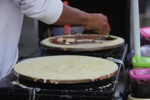 Lebensmittelverkäufer, die berühmtes malaysisch-indonesisches Essen zubereiten, werden Leker genannt. Leker ist ein Essen zum Mitnehmen, das bei Malaysiern in Indonesien beliebt ist. Herstellungsprozess foto