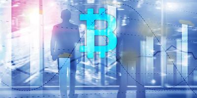 Bitcoin und Diagramm. Krypto-Symbol auf futuristischem Hintergrund. Handel Börse Investition. foto
