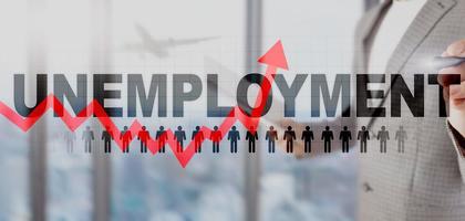 steigende Arbeitslosigkeit. roter Pfeil nach oben. Konzept der Finanzkrise 2020. foto