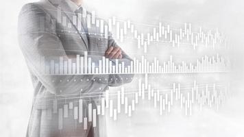 Kerzen-Diagramm-Diagramm-Grafik Aktienhandel Investitionen Business Finance Konzept Mixed Media Doppelbelichtung virtueller Bildschirm foto