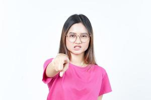 wütende Geste und zeigt auf die Kamera der schönen asiatischen Frau isoliert auf weißem Hintergrund foto