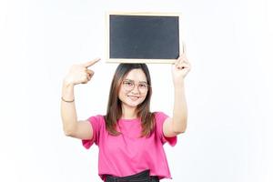 Zeigen, Präsentieren und Halten einer leeren Tafel einer schönen asiatischen Frau isoliert auf Weiß foto