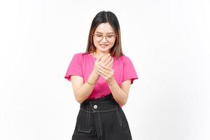Schmerzen an den Händen der schönen asiatischen Frau isoliert auf weißem Hintergrund foto