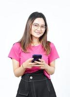 glückliches Gesicht und Halten des Smartphones der schönen asiatischen Frau lokalisiert auf weißem Hintergrund foto