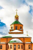 christliches Kirchenkreuz im hohen Kirchturm zum Gebet foto