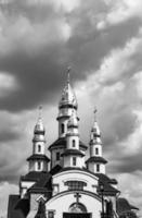 christliches Kirchenkreuz im hohen Kirchturm zum Gebet foto