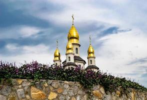 christliches Kirchenkreuz im hohen Kirchturm zum Gebet foto