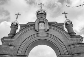 christliches Kirchenkreuz im hohen Kirchturm zum Gebet foto