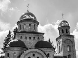 christliches Kirchenkreuz im hohen Kirchturm zum Gebet foto