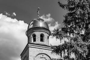 christliches Kirchenkreuz im hohen Kirchturm zum Gebet foto