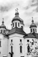 christliches Kirchenkreuz im hohen Kirchturm zum Gebet foto