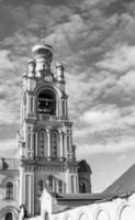 christliches Kirchenkreuz im hohen Kirchturm zum Gebet foto