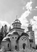 christliches Kirchenkreuz im hohen Kirchturm zum Gebet foto