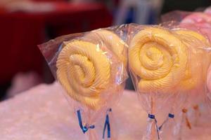 Verschiedene farbige Bonbons und Süßigkeiten zum Verkauf in Schalen, erhältlich auf dem Flohmarkt. foto