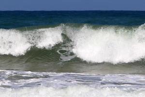 starker wind und sturm auf dem mittelmeer. foto