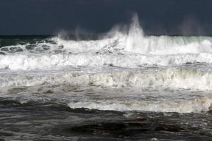 starker wind und sturm auf dem mittelmeer. foto