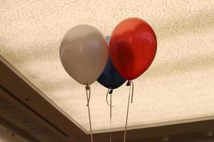 Windströmungen destillieren Luftballons im Stadtpark. foto