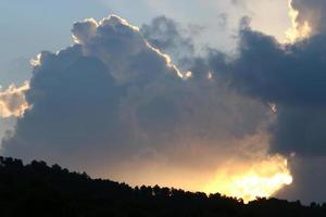 Regenwolken am Himmel über dem Wald. foto