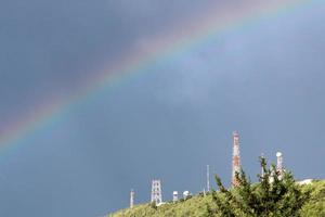 Regenbogen am Himmel über dem Wald. foto