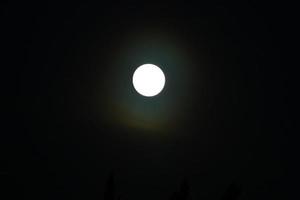 Mond und Wolken am Himmel über dem Meer foto