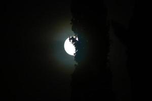 Mond und Wolken am Himmel über dem Meer foto