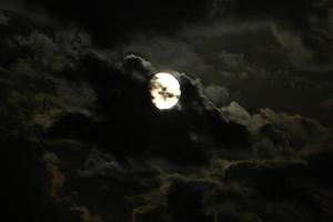 Mond und Wolken am Himmel über dem Meer foto