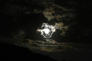 Mond und Wolken am Himmel über dem Meer foto