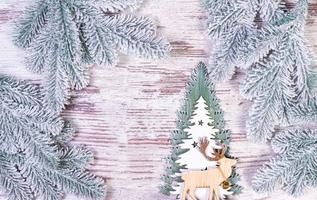 weihnachtskomposition mit schöner dekoration, weihnachtsbaum und kranz, hirsch, geschenken und accessoires in moderner wohnkultur. foto